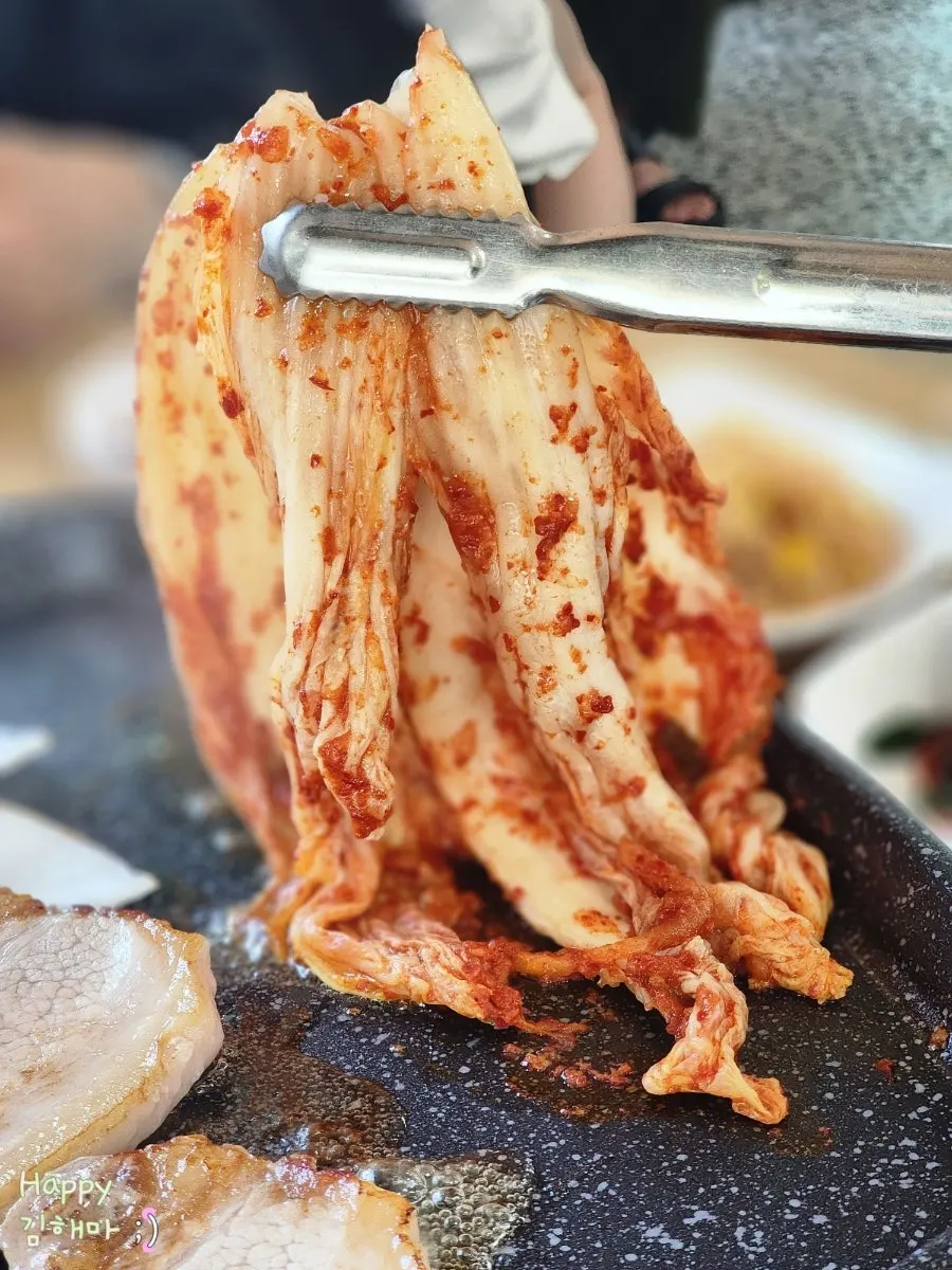 불판에서 노릇하게 구워진 김치 클로즈업