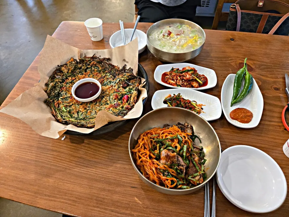 Daejong Kalguksu Ilsan Main Branch noodle meal spread