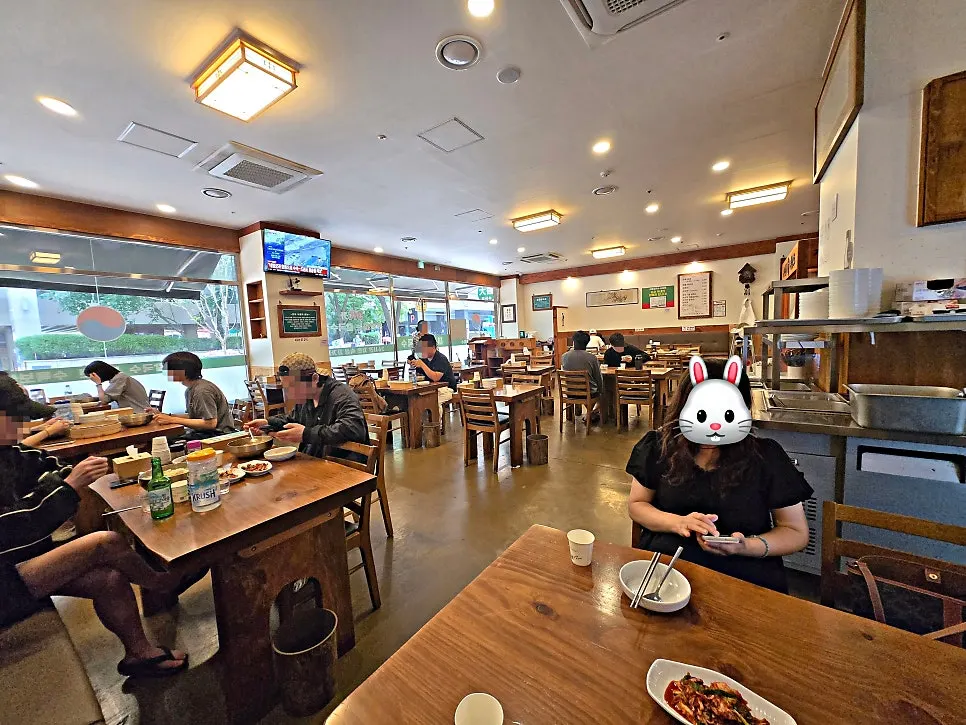 Interior seating at Daejong Kalguksu