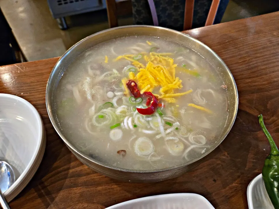 Beef brisket bibim kalguksu