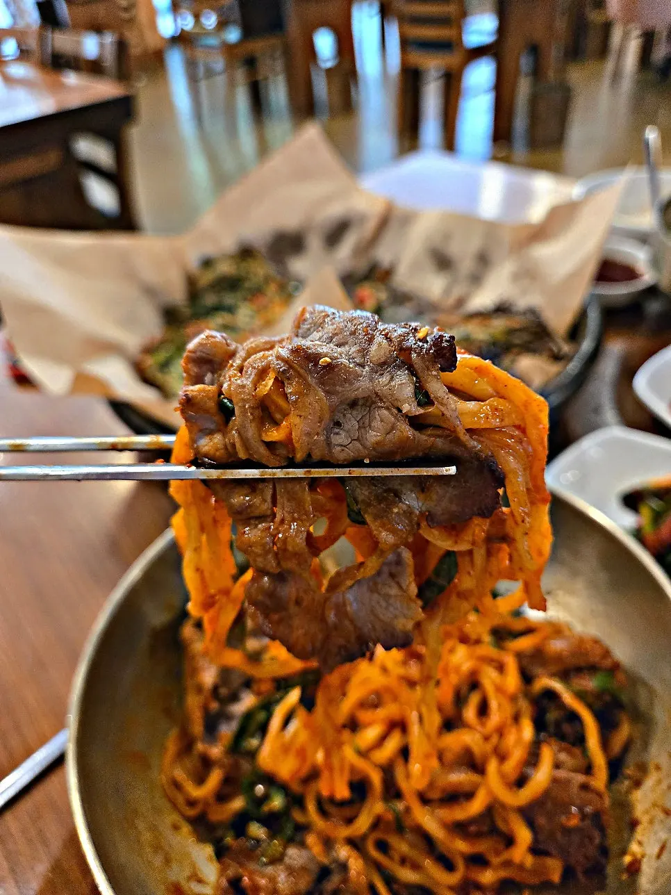 Kalguksu and fresh geotjeori kimchi pairing