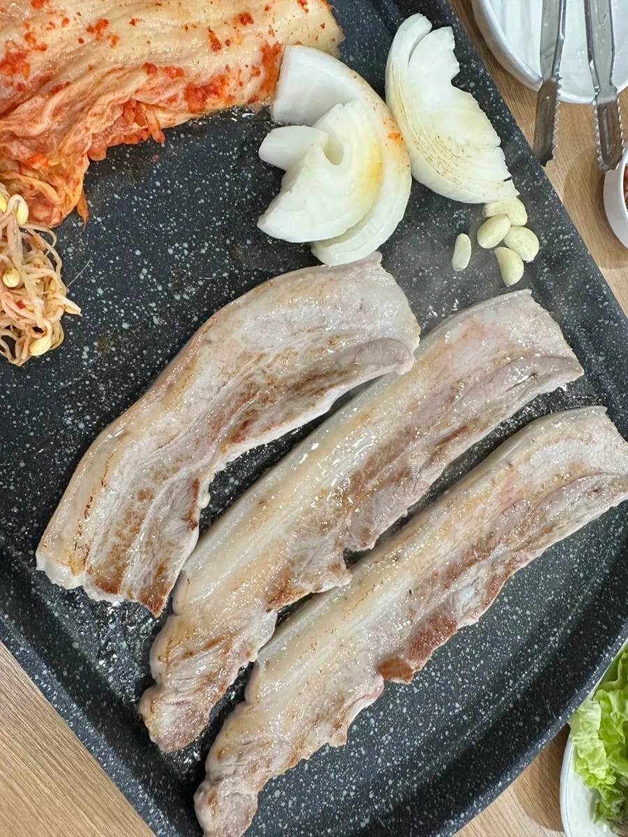Basic side dishes including lettuce and shredded green onion