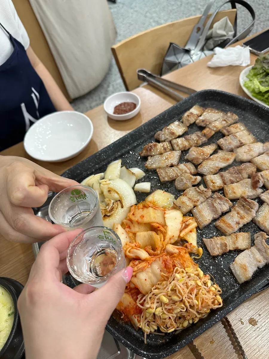 Grilled kimchi and ogyeopsal picked up together
