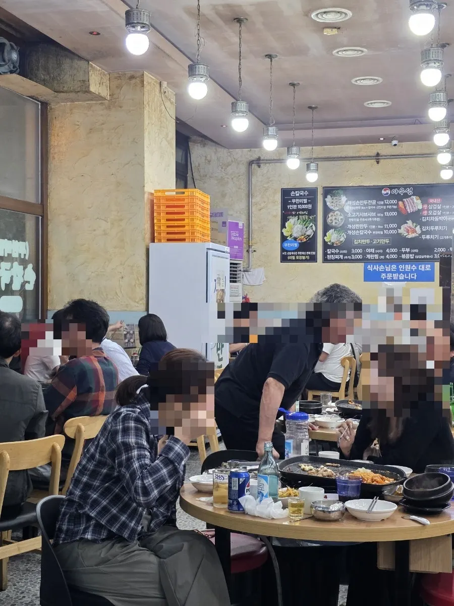 금요일 저녁 손님으로 찬 매장 홀 풍경