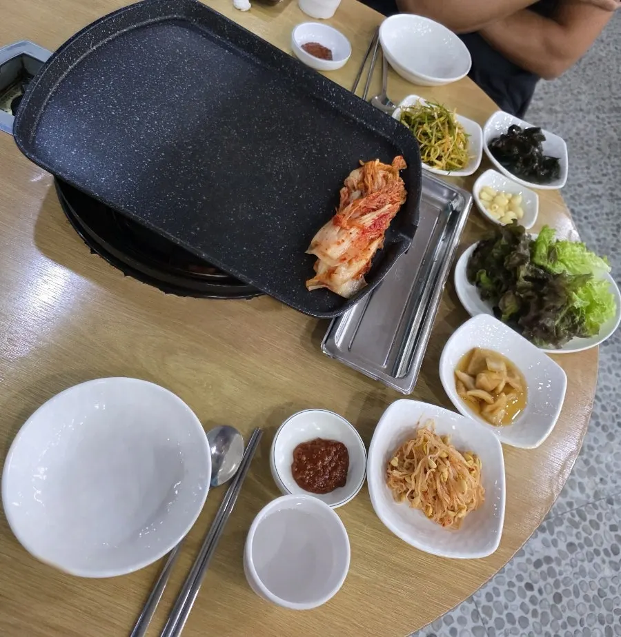 동그란 테이블과 수납 가능한 의자가 놓인 자리