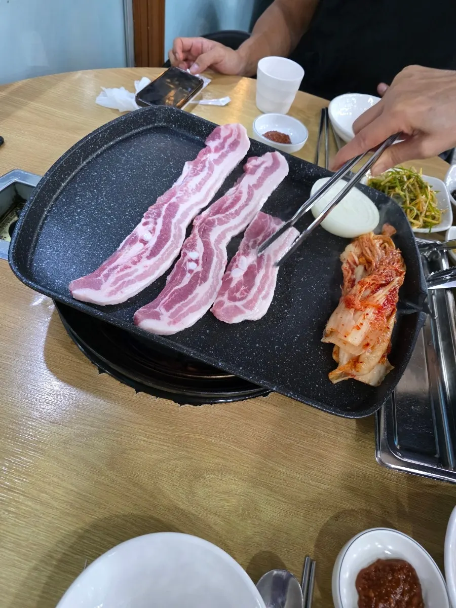 주문 후 세팅된 기본 밑반찬과 기름장