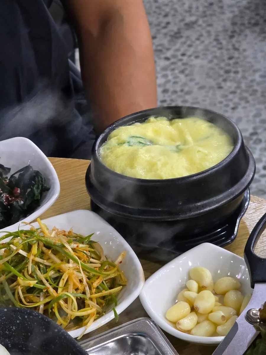 불판에 올린 삼겹살 2인분
