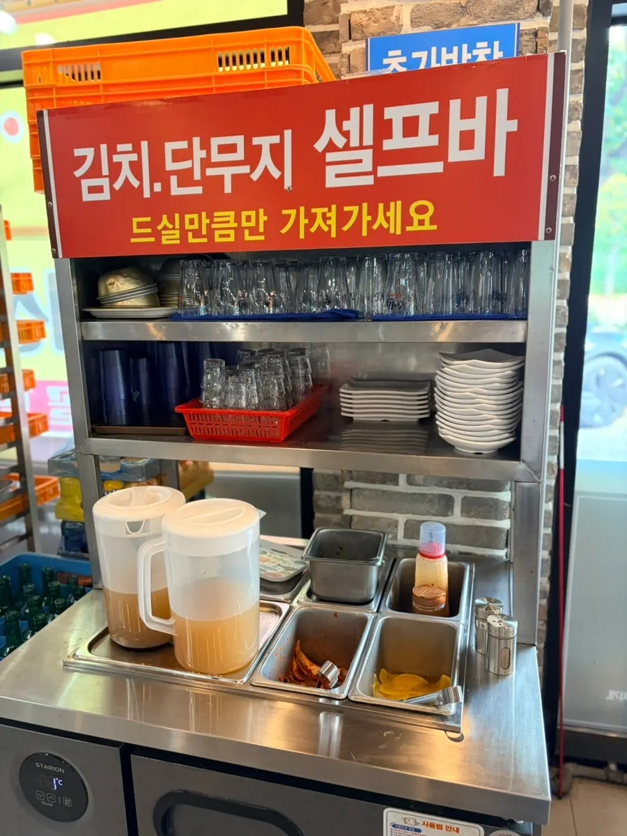 Pickled radish and kimchi side dishes