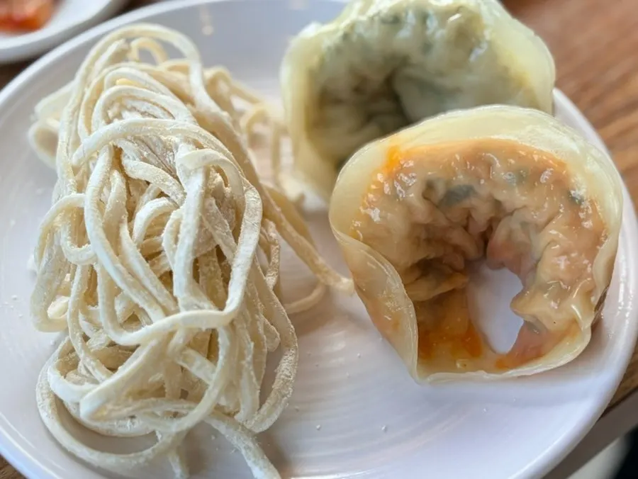 Half-and-half shabu-shabu dumpling hot pot for two