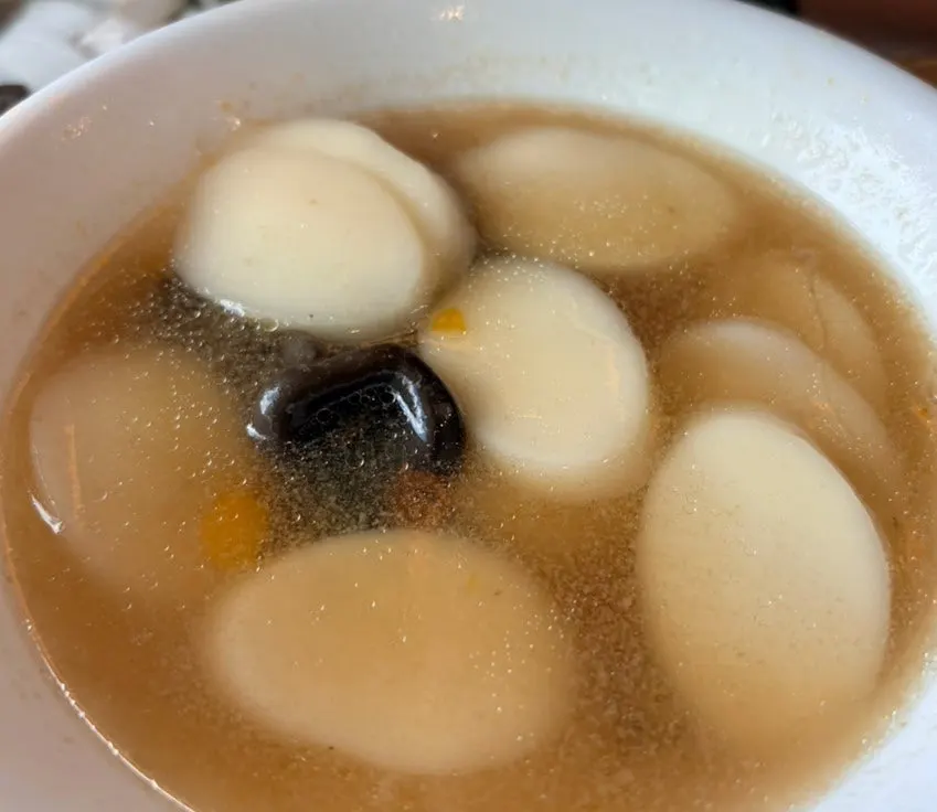 Rice-cake slices in shabu-shabu dumpling hot pot