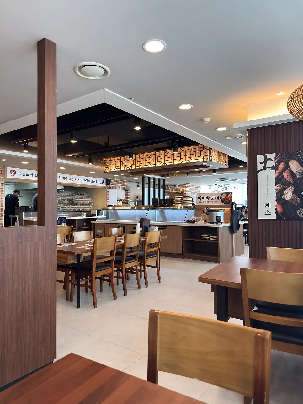Spacious, clean interior of Hwadegeuro Gan Godeungeo Siksa Branch