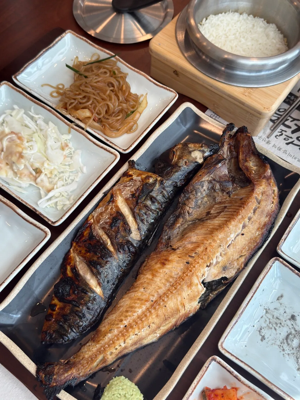 Golden-brown grilled mackerel and hot pot rice