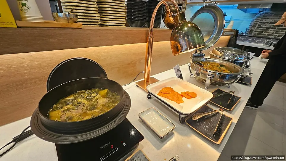 셀프바에서 담아온 잡채와 전, 떡볶이