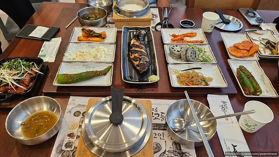 상에 차려진 솥밥 정식 한 상