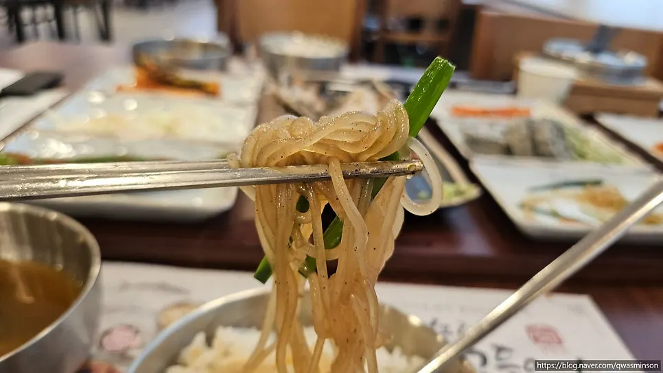 제육볶음과 밥을 함께 먹는 모습