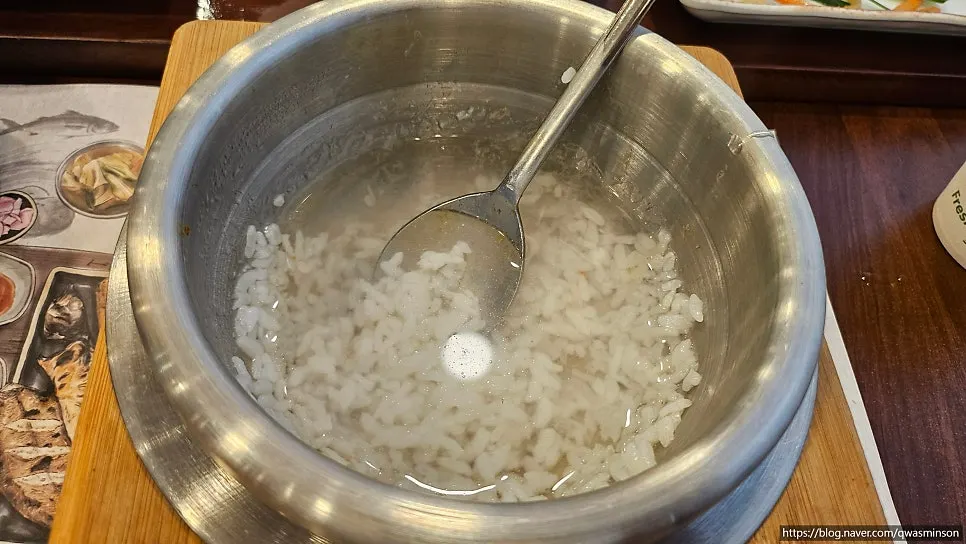 빈 솥에 뜨거운 물을 부어 만든 누룽지