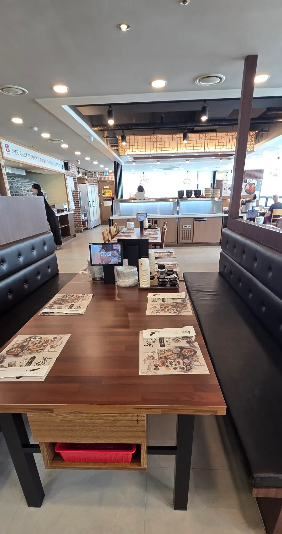 Interior del local con mesas bien espaciadas