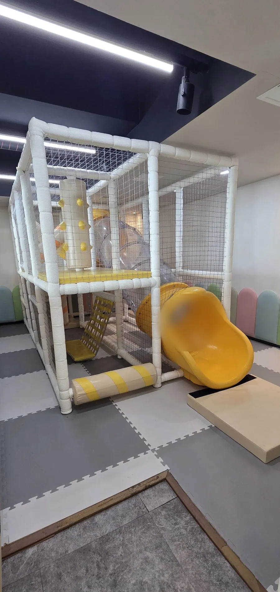 Amplio salón con asientos ideal para salidas familiares