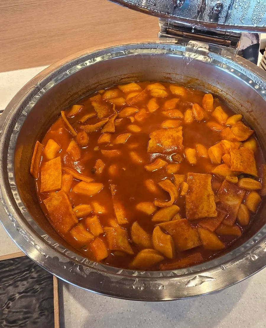 Barra self-service con tteokbokki y japchae