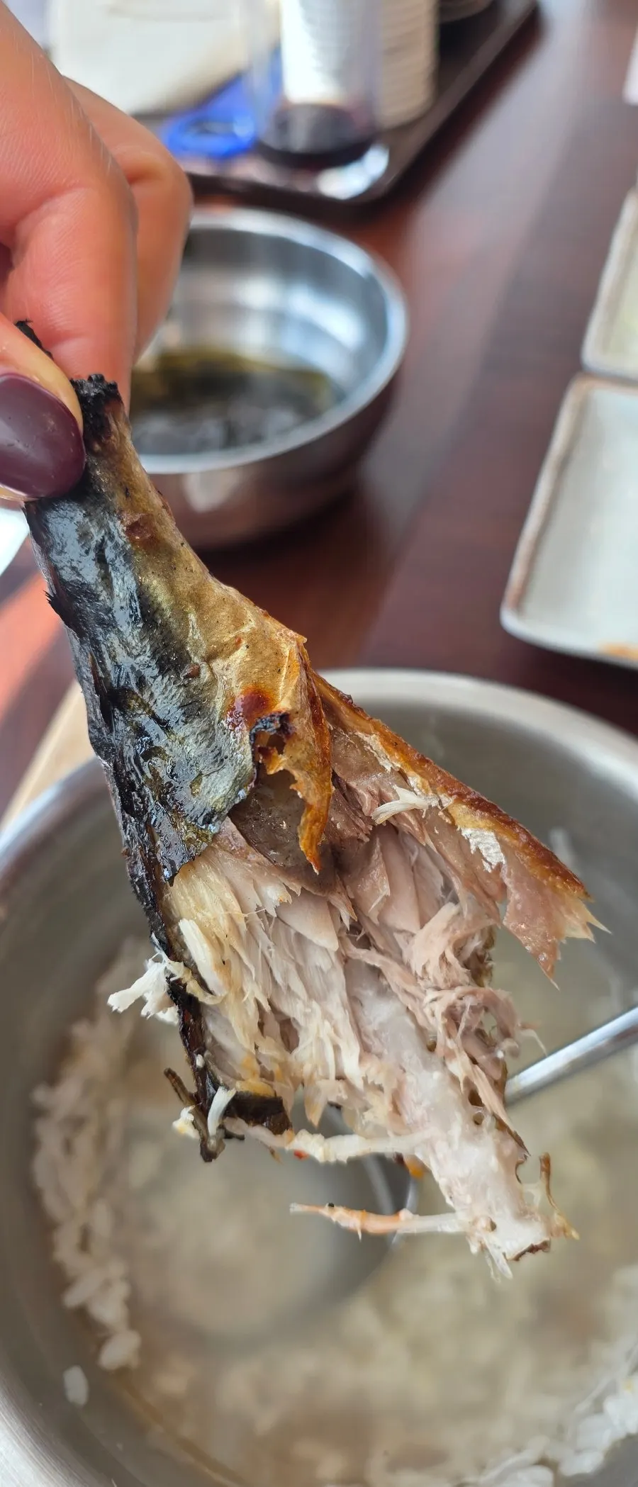 Caballa asada al horno de leña con la piel bien dorada