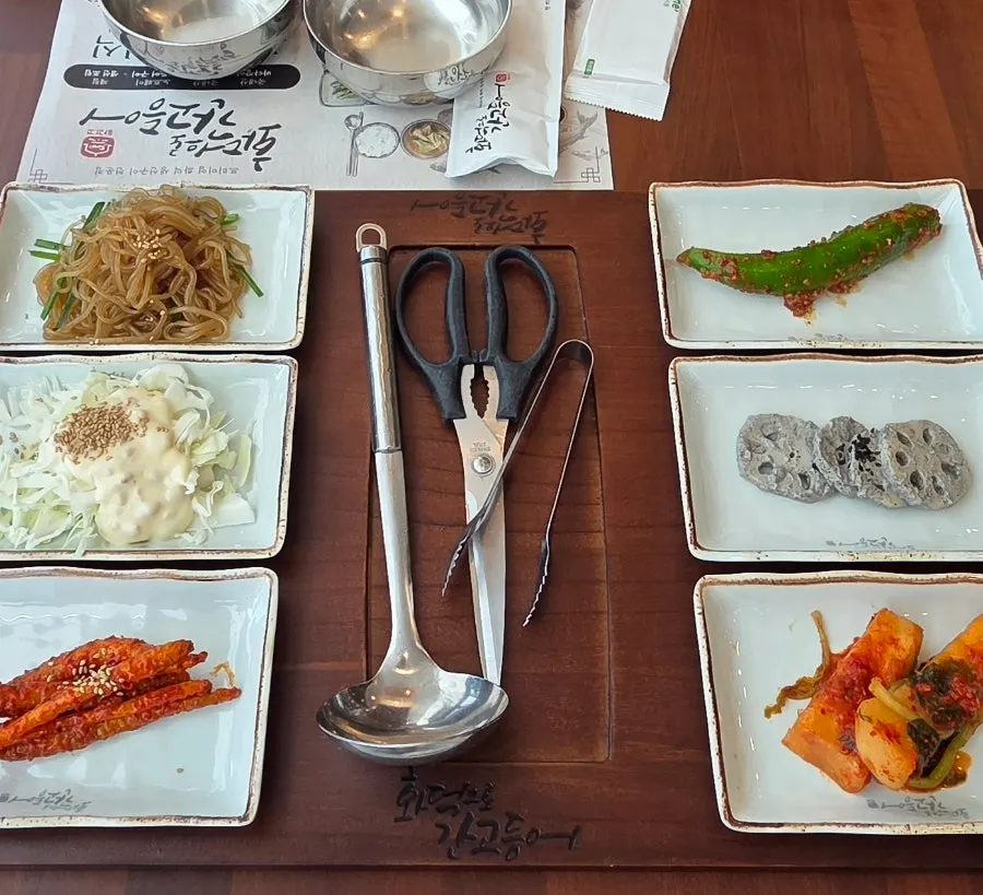 Acompañamientos del menú: japchae, raíz de loto sazonada y más