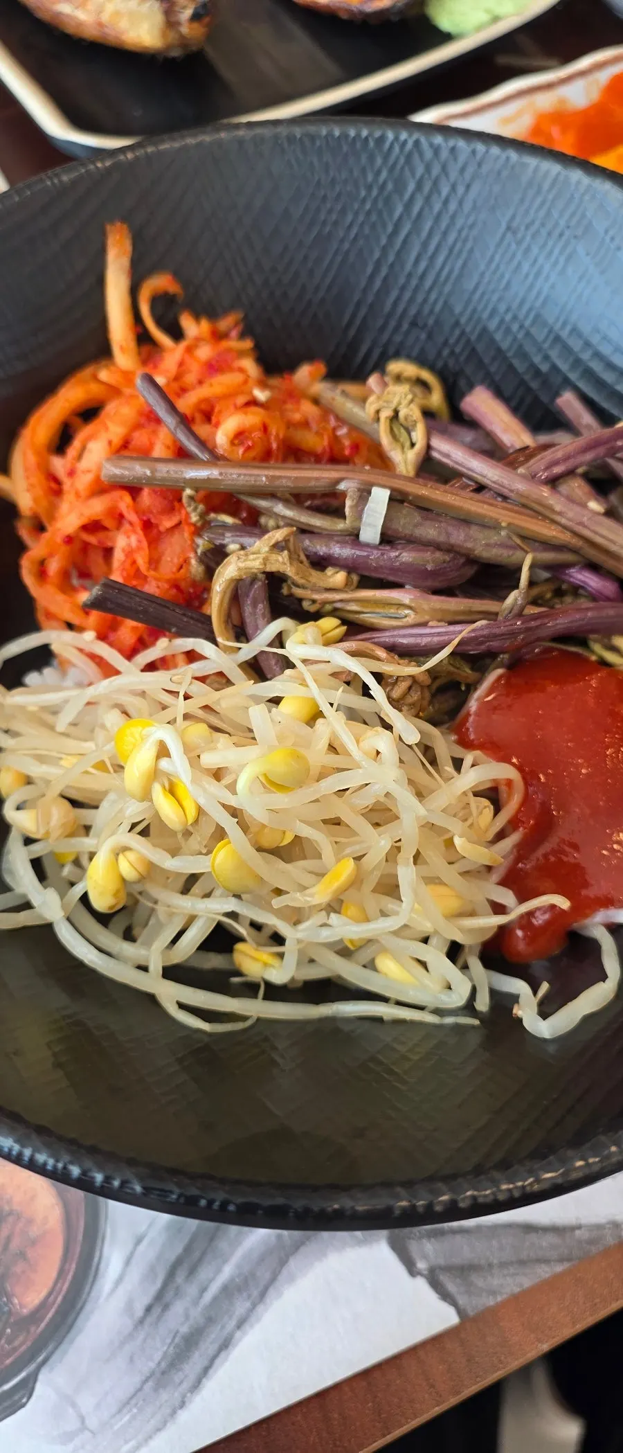 Bibimbap de jeyuk preparado con aceite de perilla y gochujang