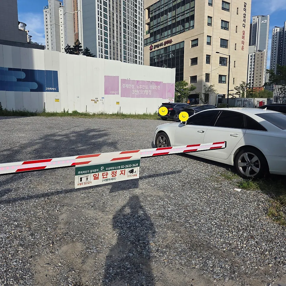 Building exterior and private parking lot of Hwadegeuro Gan Godeungeo Siksa Branch