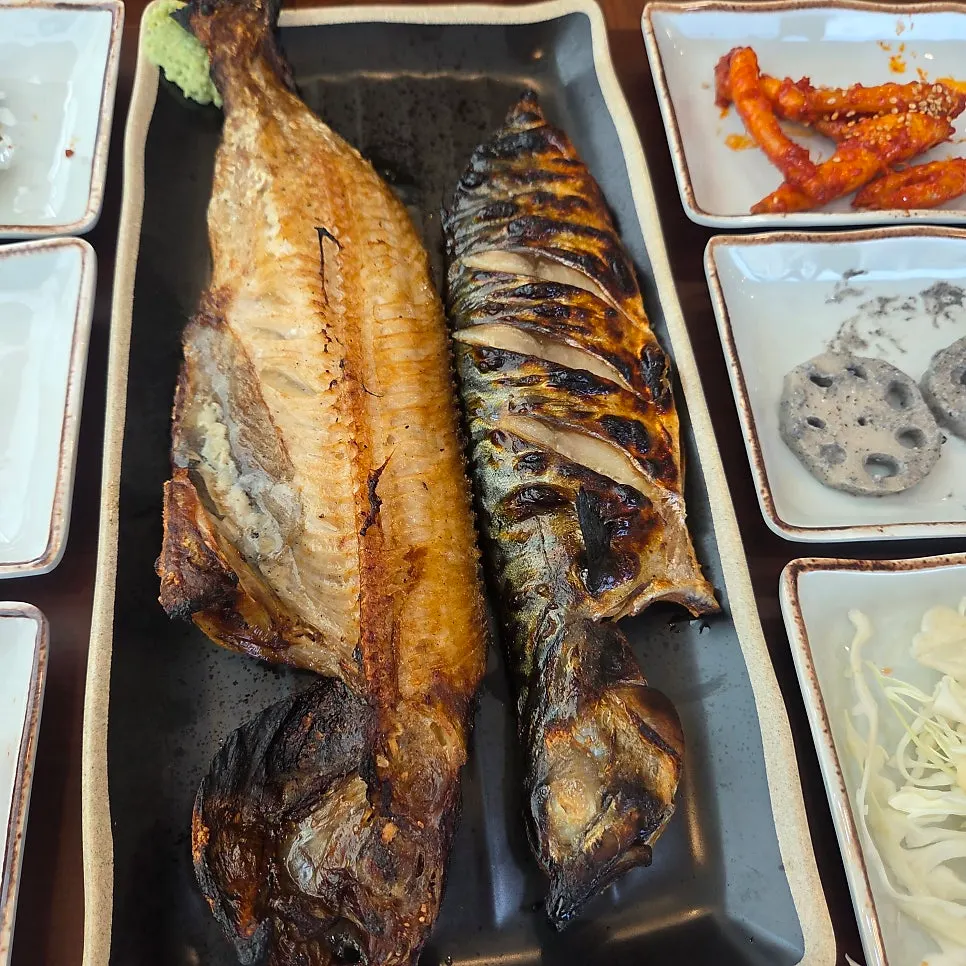 Full spread of the mackerel and rock trout hotpot rice set