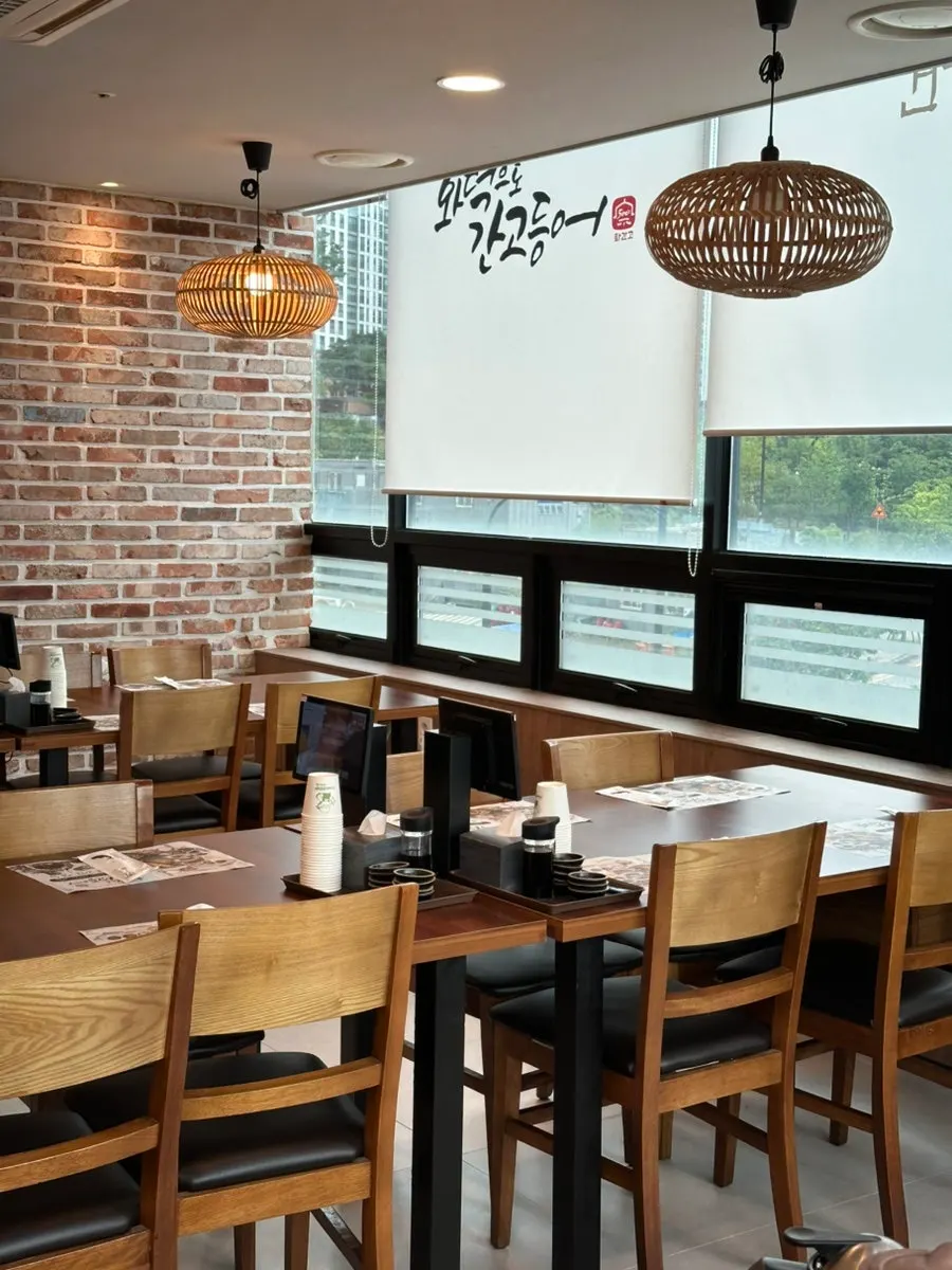 Nội thất sạch sẽ tông gỗ bên trong quán