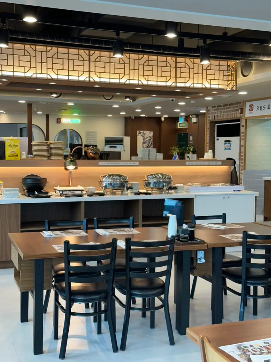 Khu vực bàn ghế rộng rãi trong quán