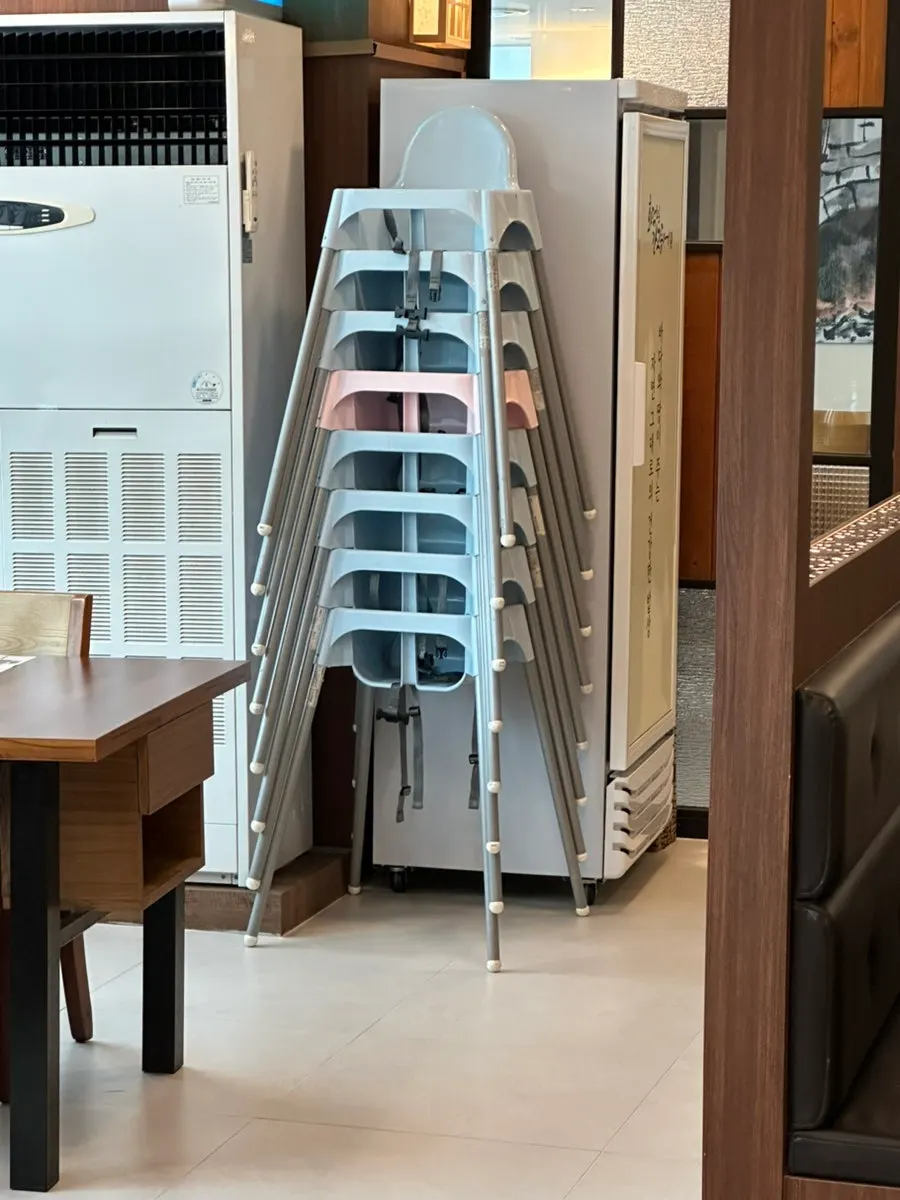 Khu vực có ghế em bé và muỗng nĩa trẻ con