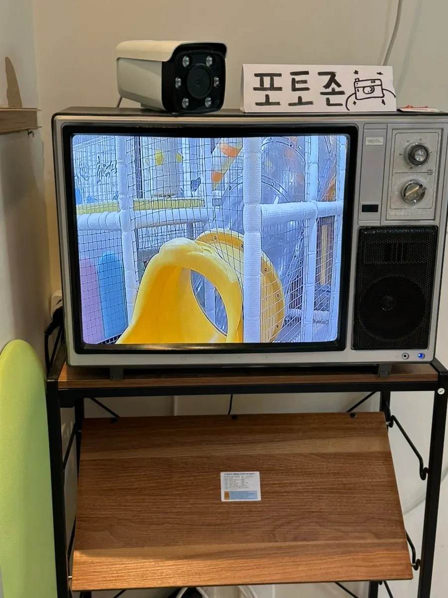 Phòng chơi tầng 2 có cầu trượt và góc chụp hình
