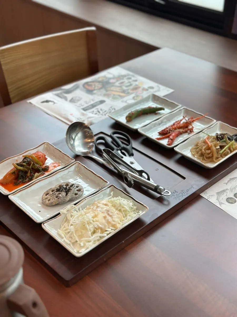 Bàn ăn được dọn mâm cơ bản