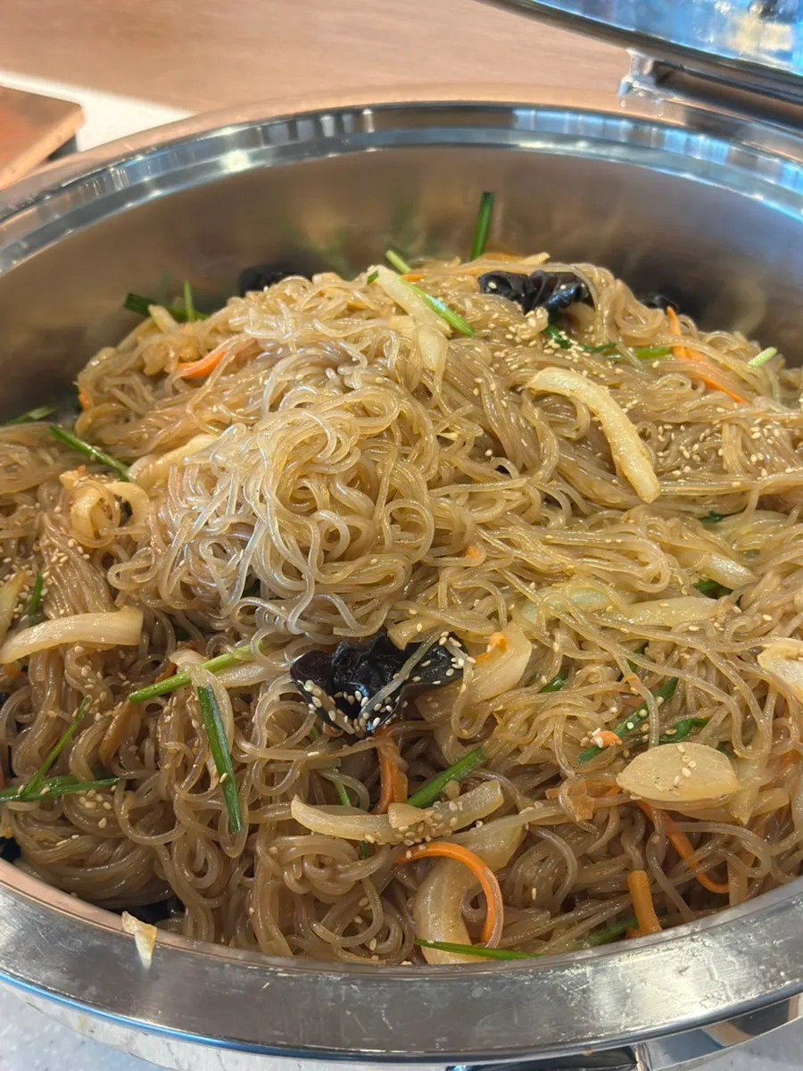 Món japchae được chuẩn bị tại quầy tự chọn