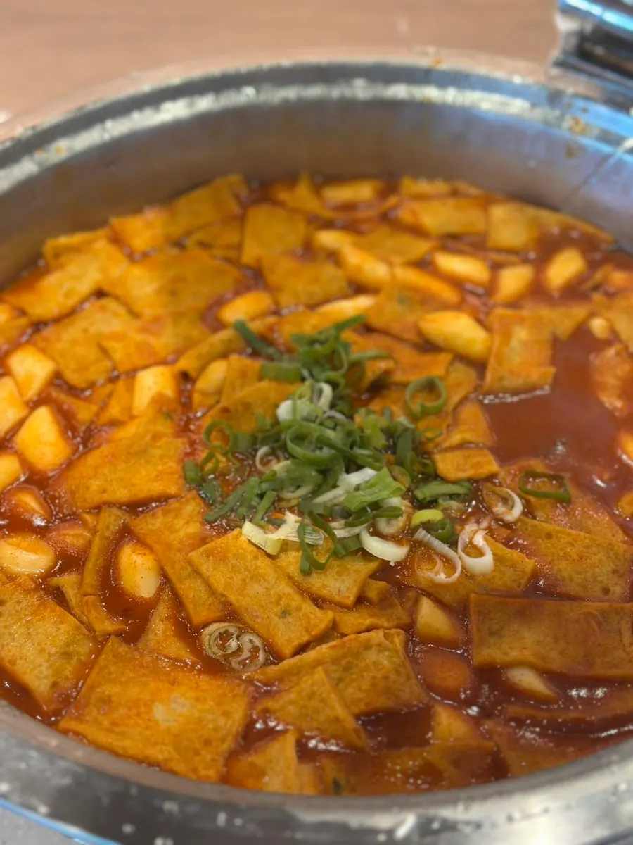 Tteokbokki cay ngọt tại quầy tự chọn