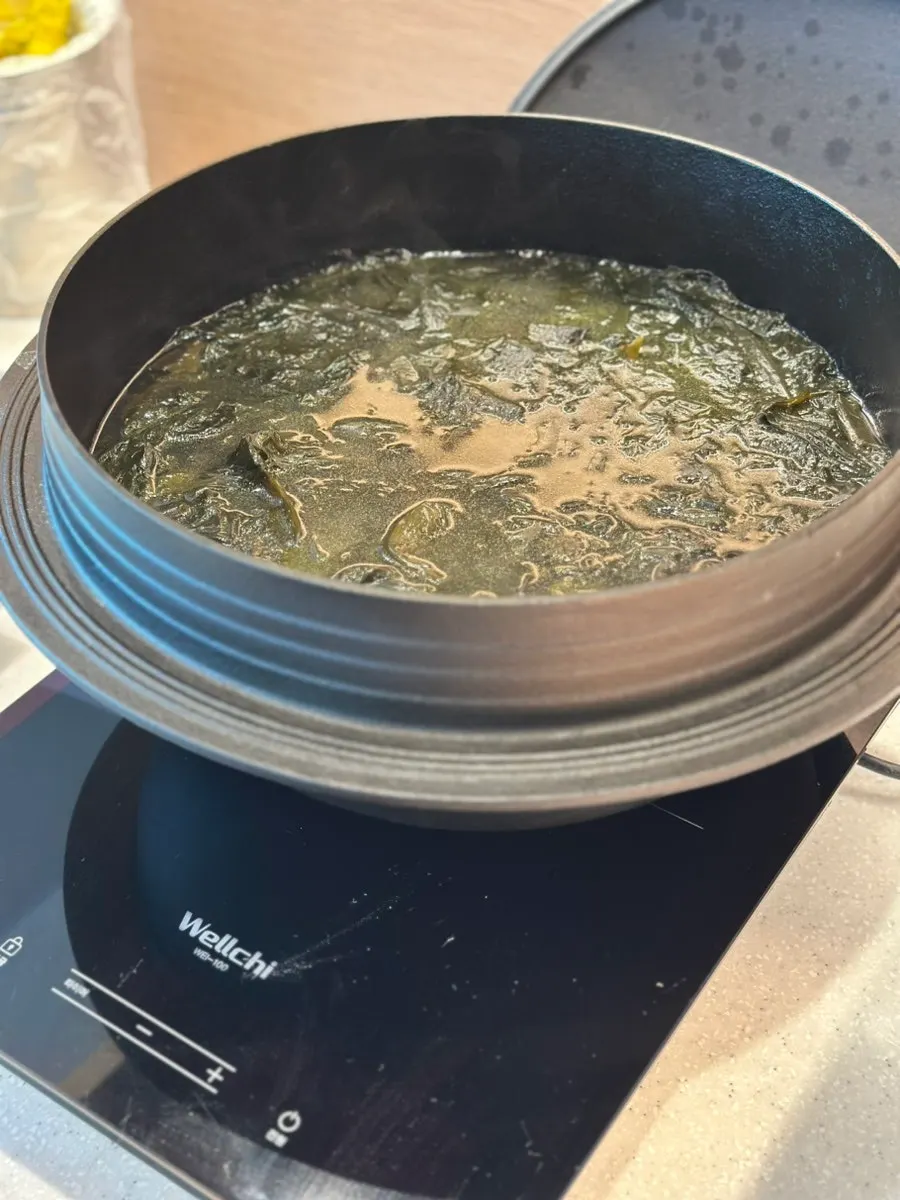 Canh rong biển được chuẩn bị dồi dào tại quầy tự chọn