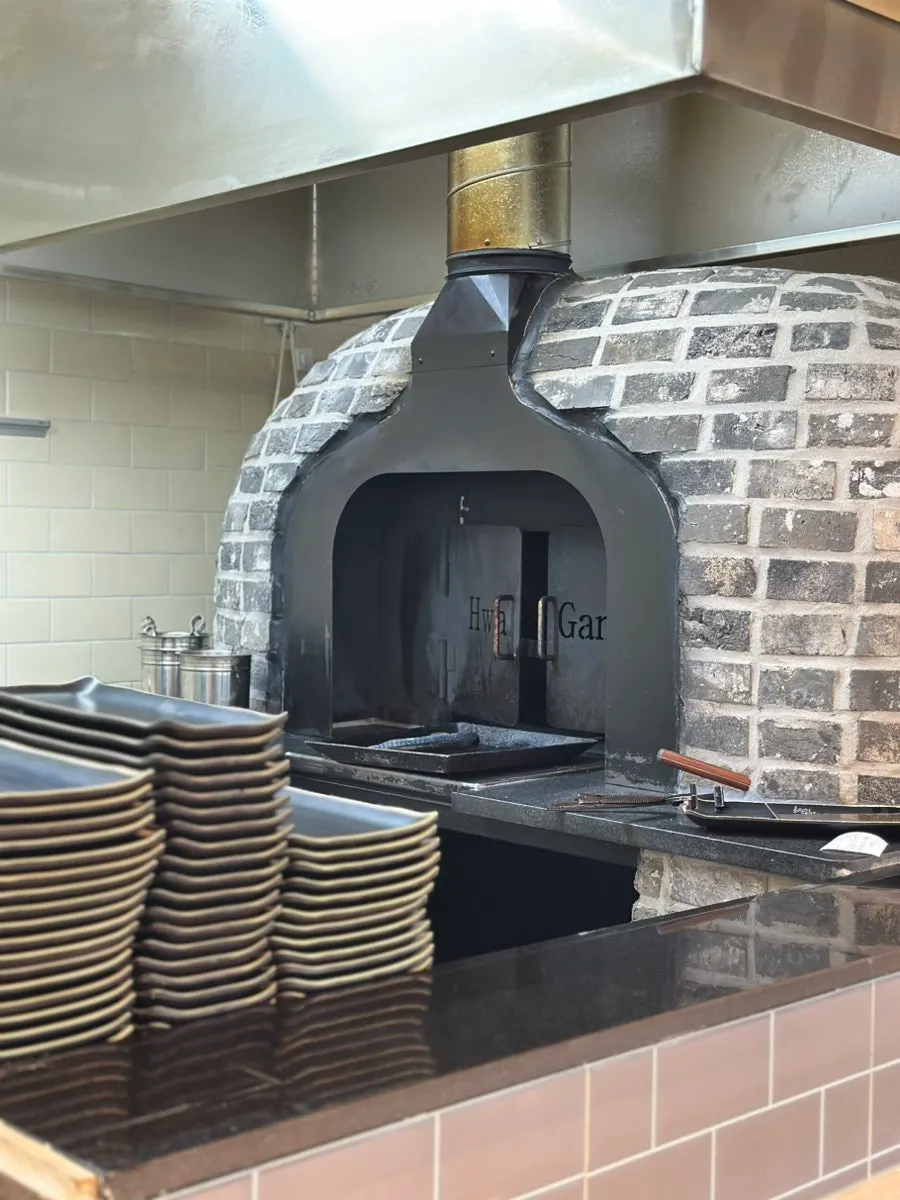 Lò đất nướng cá đặt ở một góc quán