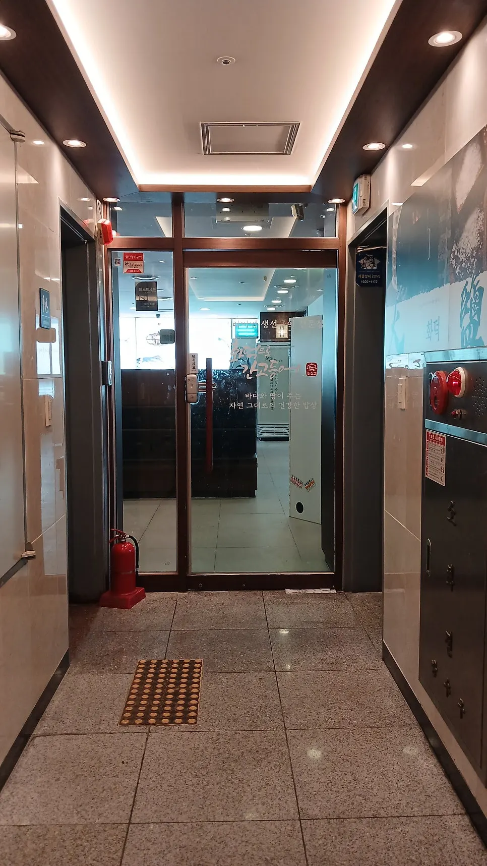 Entrance to Hwadegeuro Gan Godeungeo Siksa Branch heading up to the second floor