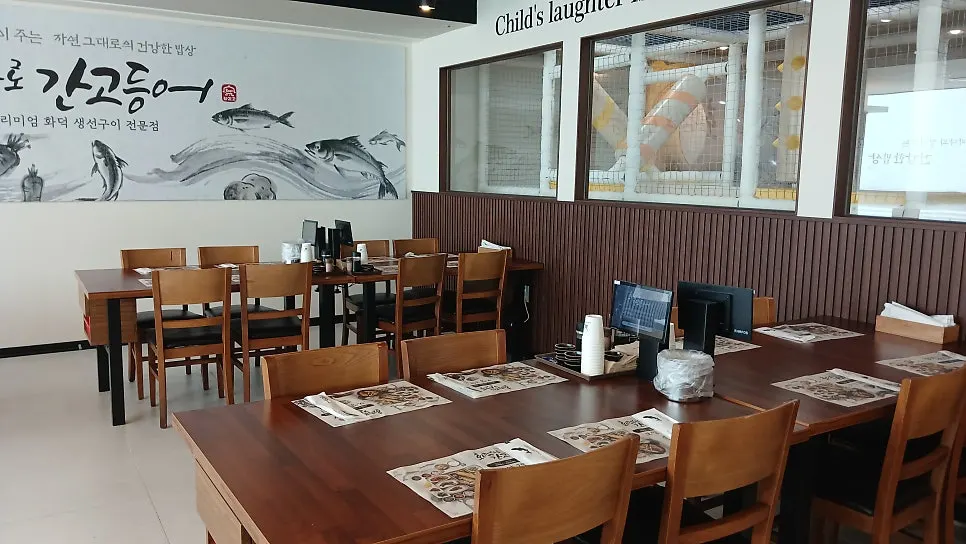 Clean, spacious interior of Hwadegeuro Gan Godeungeo Siksa Branch