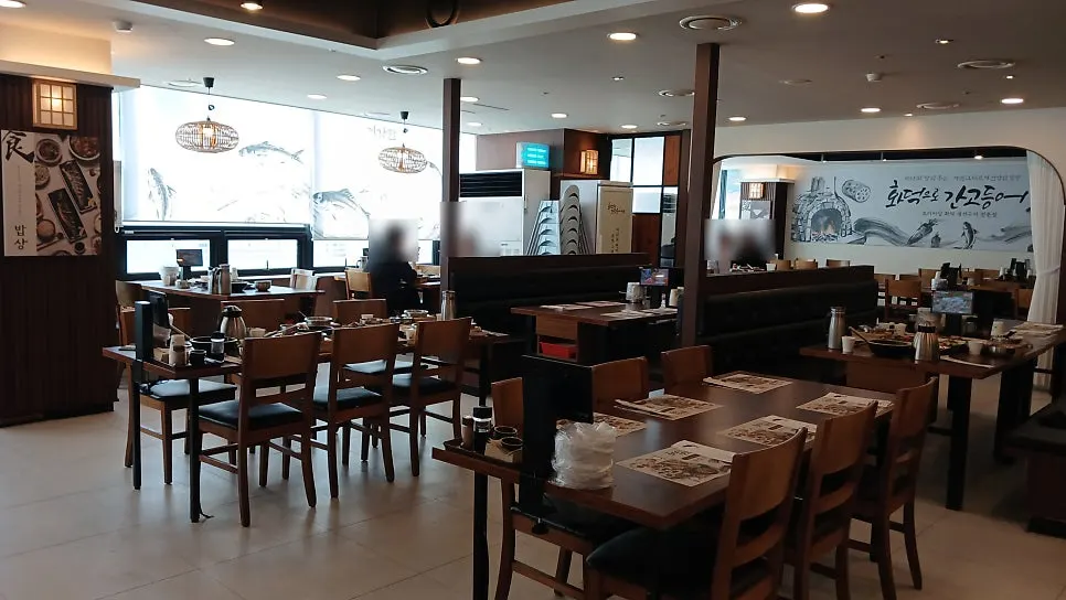 Dining hall seating good for family meals at the grilled fish restaurant