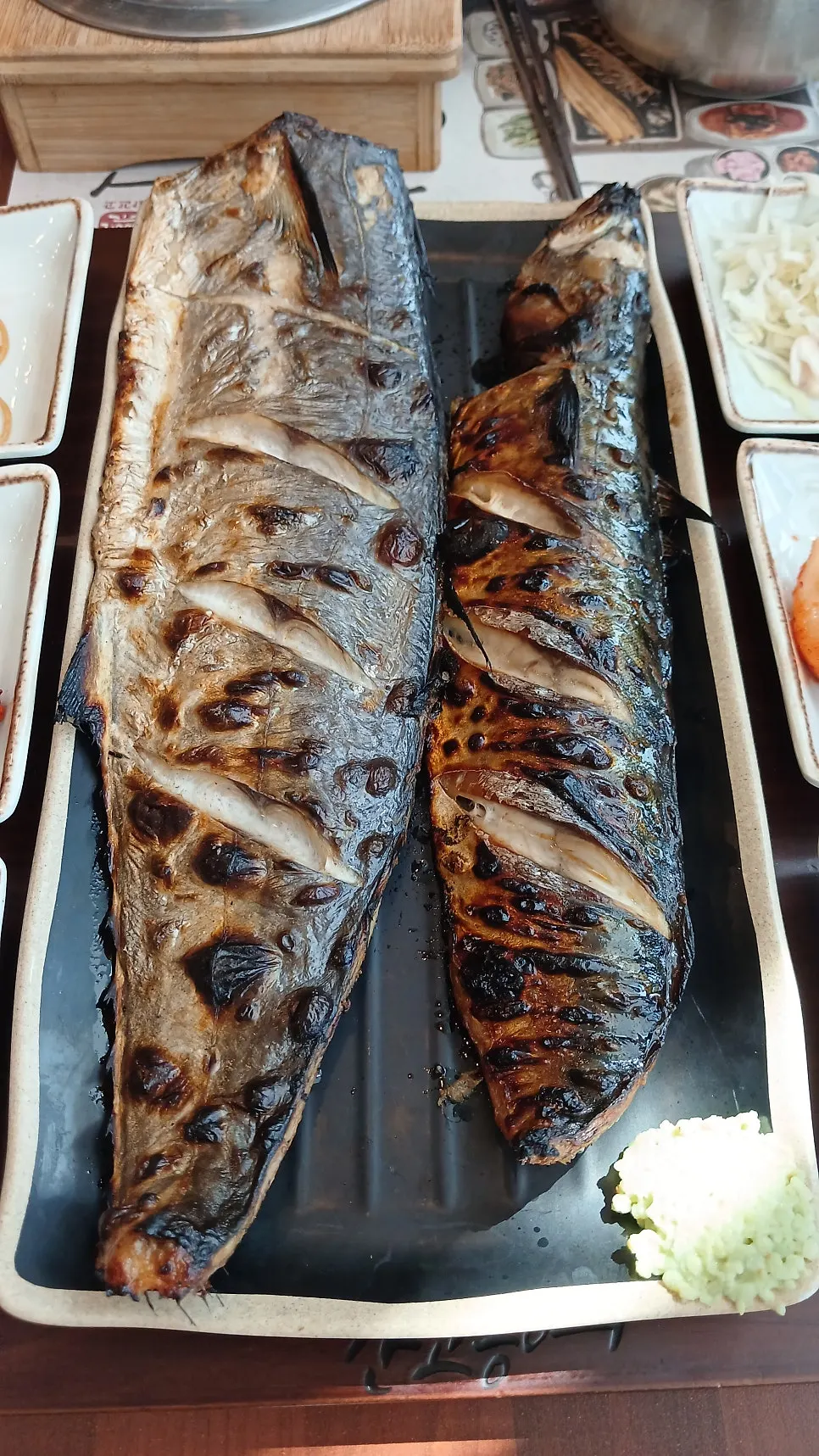 Golden-brown grilled Spanish mackerel and mackerel