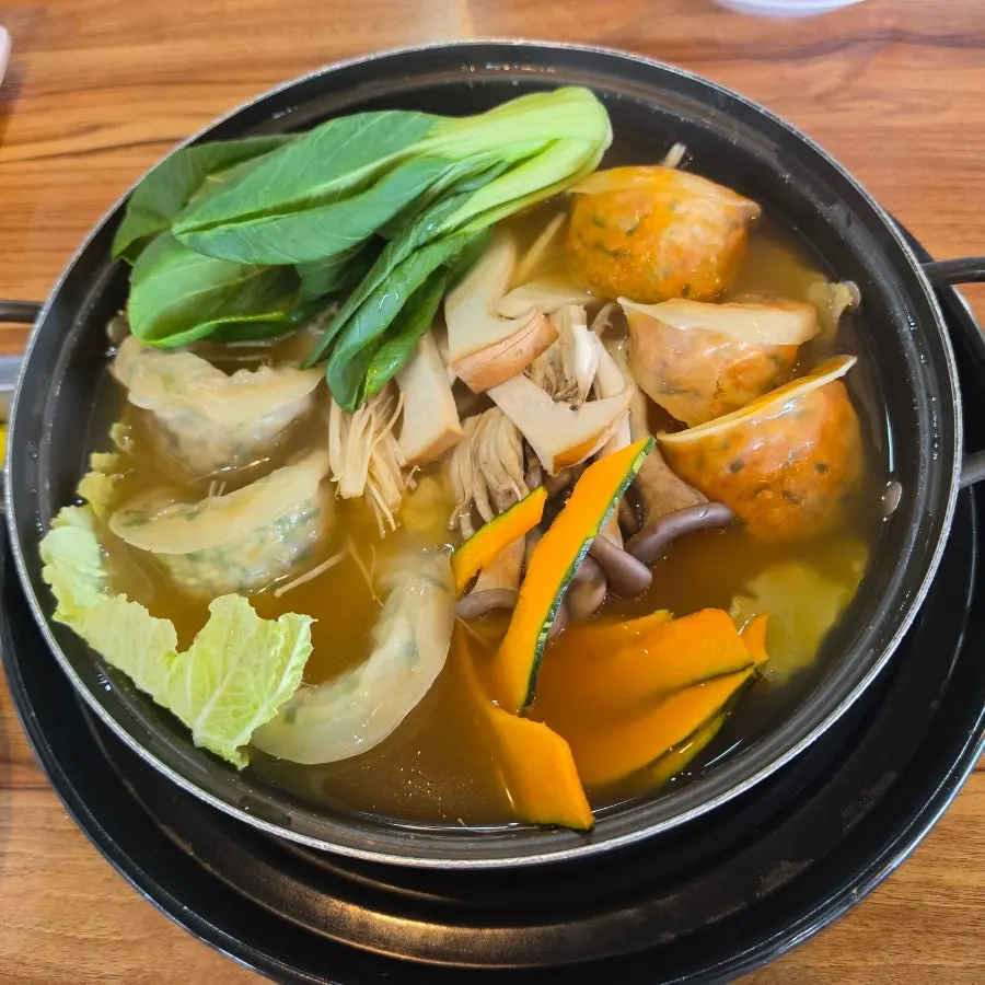 채소와 버섯, 만두가 담긴 반반 만두전골