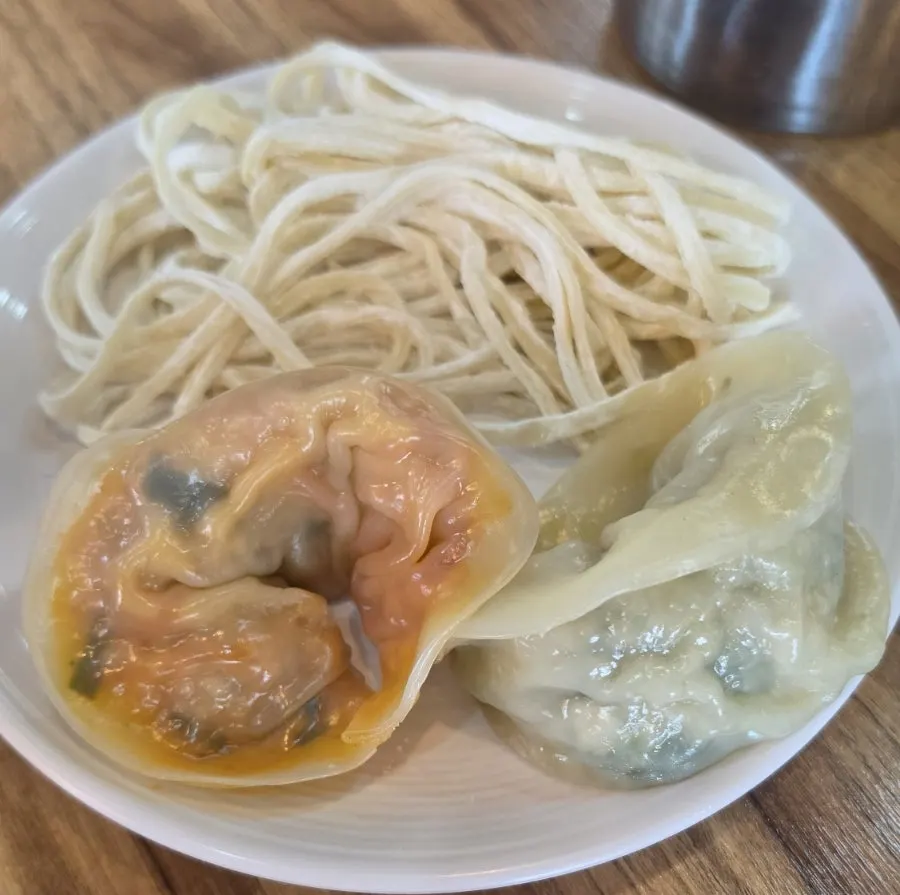 찐만두와 칼국수면 한 접시