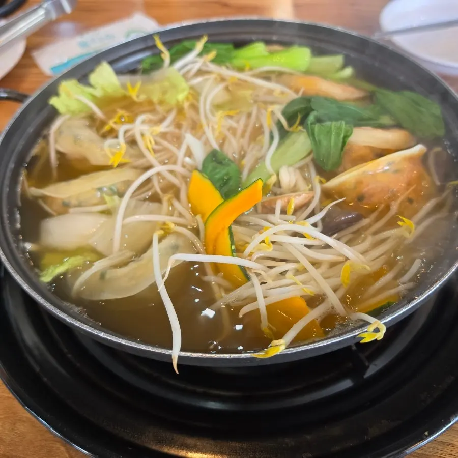 팔팔 끓고 있는 진한 육수 만두전골
