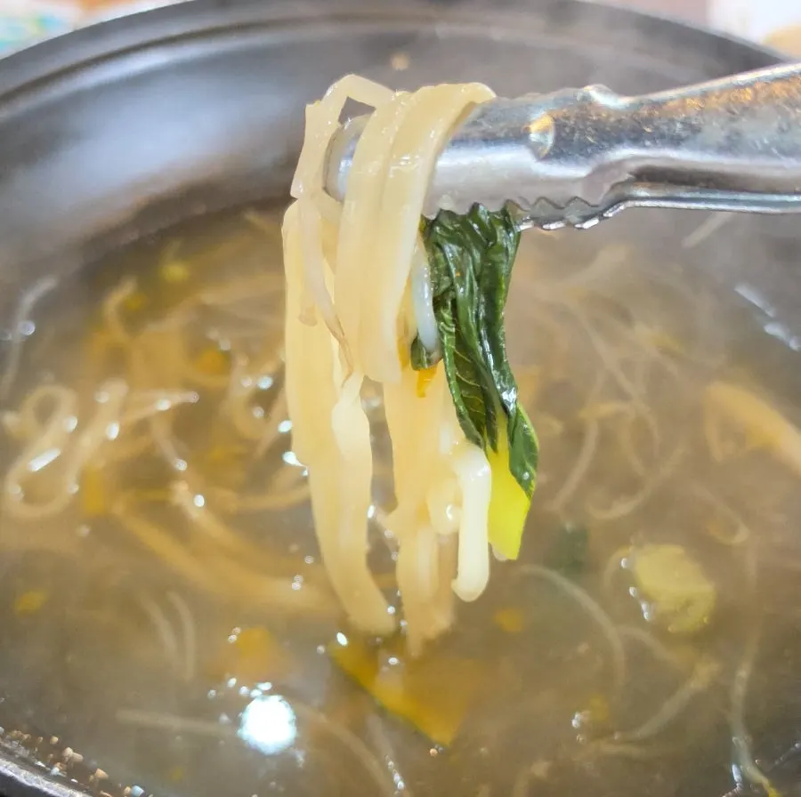 만두전골 육수에 끓인 칼국수 마무리