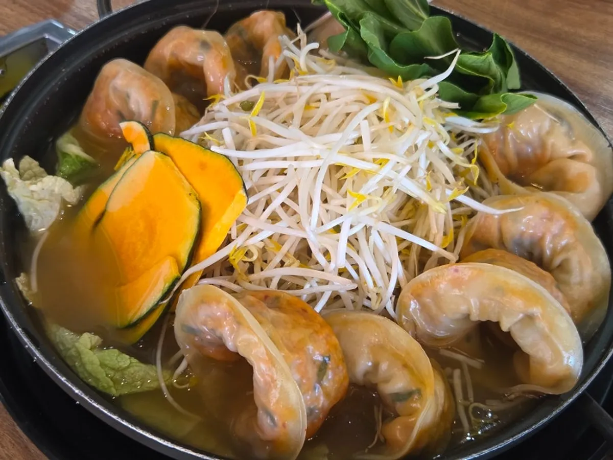 김치만두가 올라간 만두전골 3인분