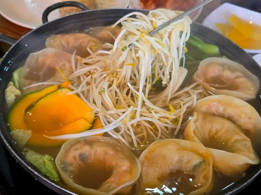 육수가 스며든 만두와 야채