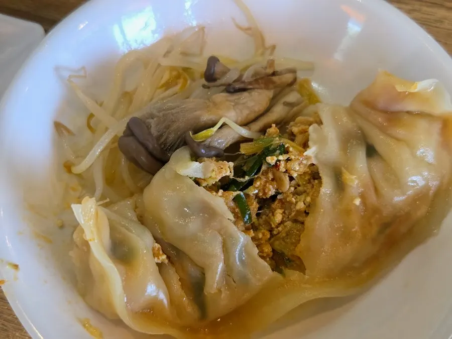 속이 꽉 찬 김치만두 단면