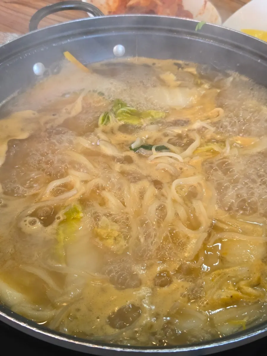 사리 추가한 칼국수 마무리