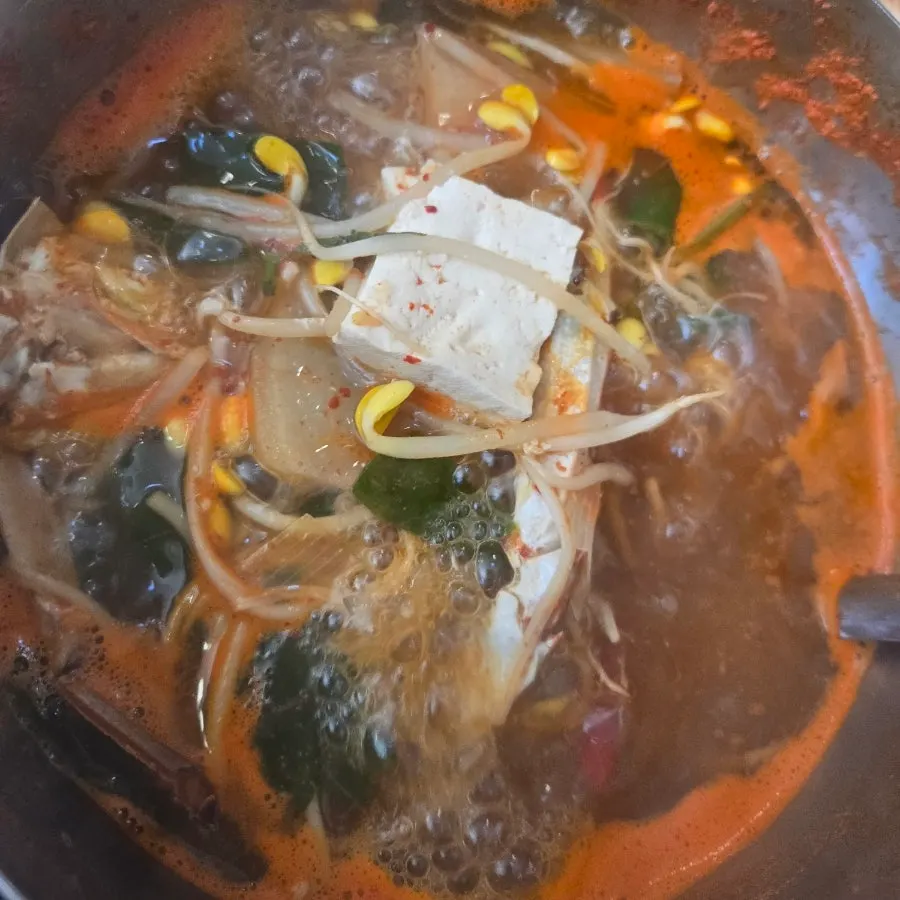 칼칼하고 시원한 국물의 꽃게탕